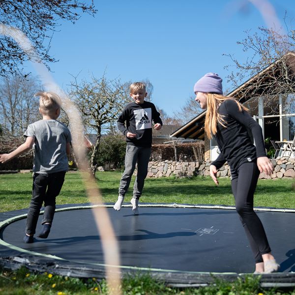 Børn på trampolin