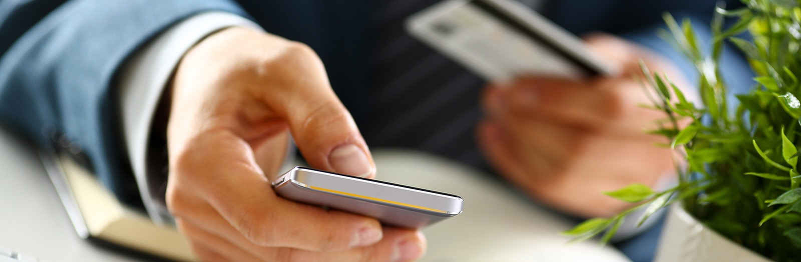 Virksomheder svindles til at overføre penge til svindlernes konto under påskud af, at det er sikre kontoer, som kan beskytte virksomhederne mod svindel.