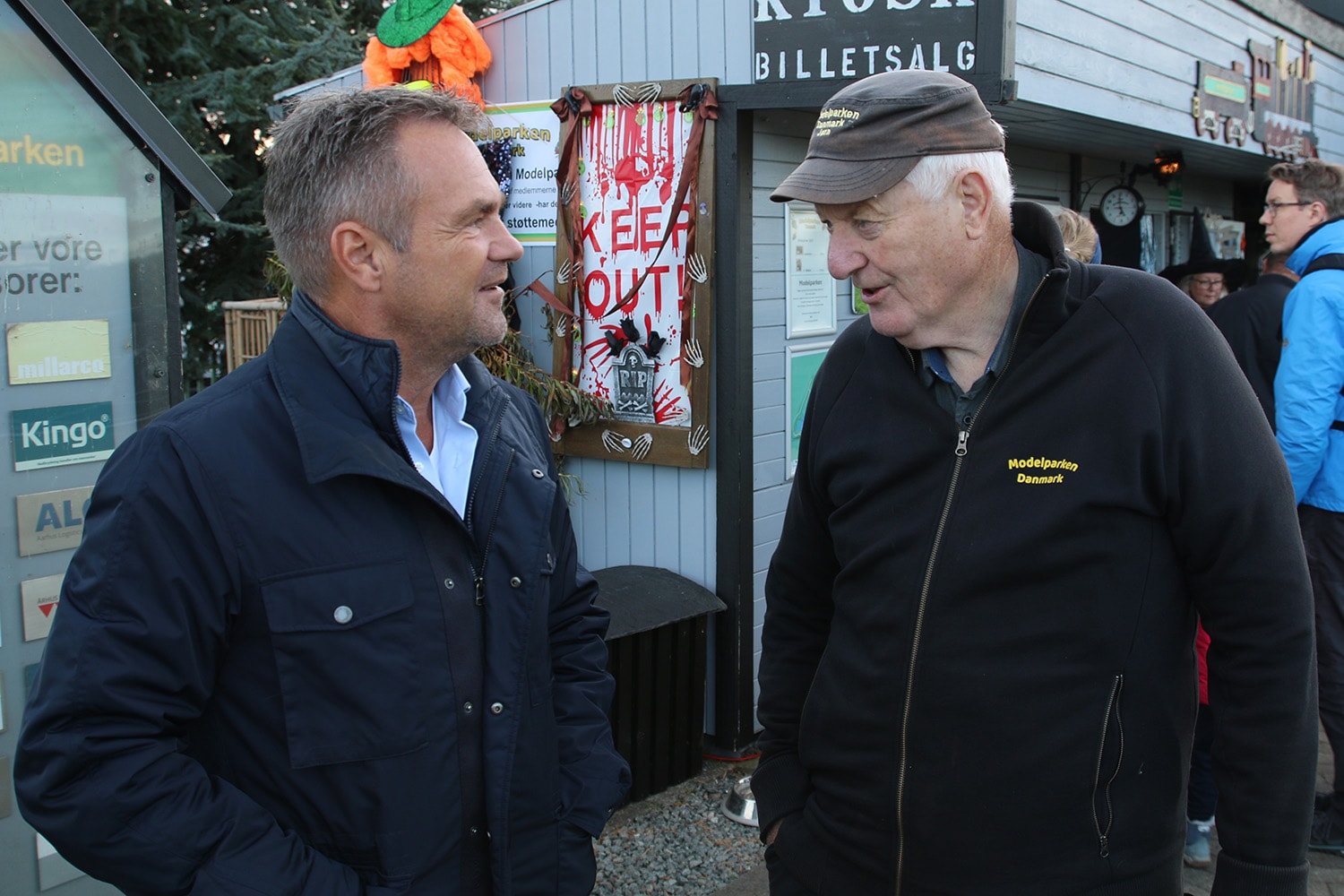 Jørn Møller Jensen viser Modelparken Danmarks nyeste tilføjelser til Michael Grouleff, der er afdelingsdirektør i Sparekassen Kronjylland.