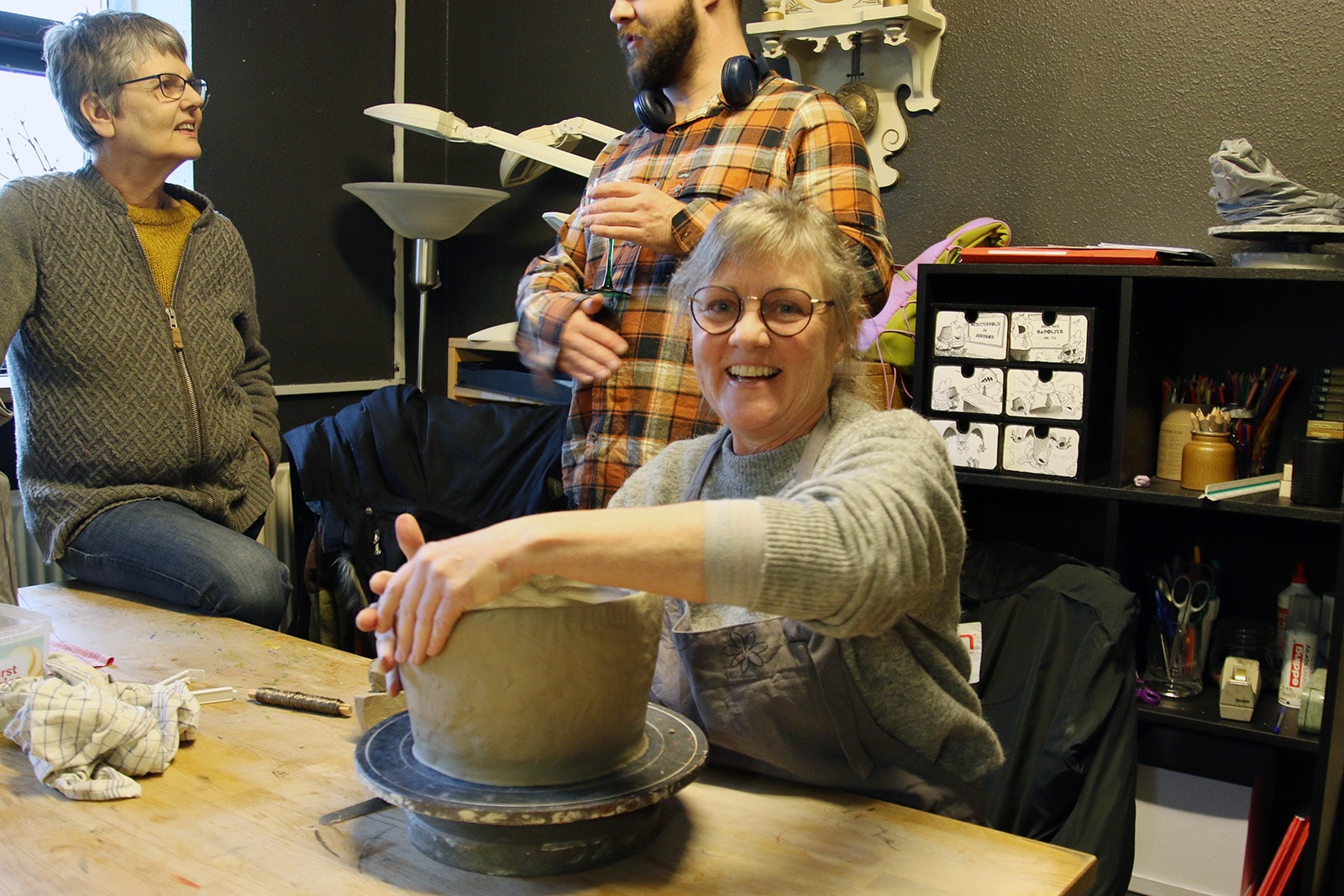 Det vækker glæde, at de keramikinteresserede medlemmer af Kulturkiosken nu kan nu få brændt deres produktioner under eget tag.