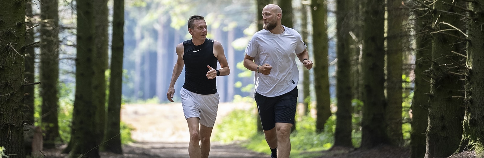 To løbere i en skov