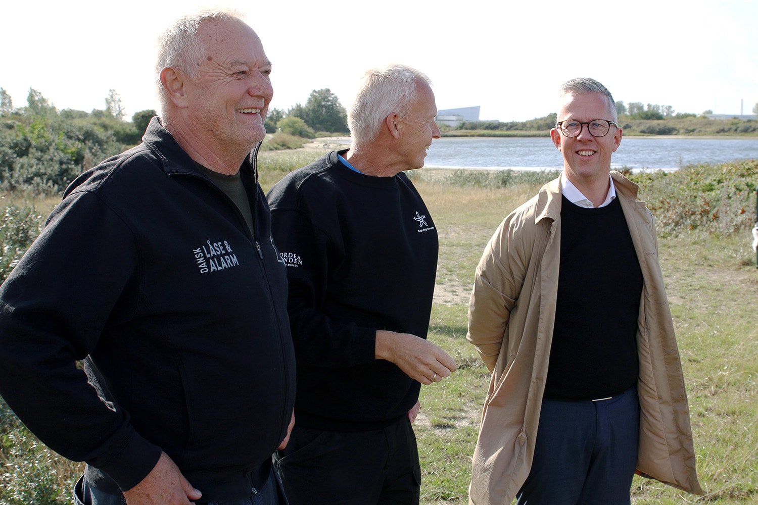 Søren Bøgh Berg fra Sparekassen Kronjylland i Køge (overrækker donationen på 50.000 kr. til formand for Køge Bugt Stenrev Allan Scheller og Henning Petersen, der har indstillet foreningen til støtte.