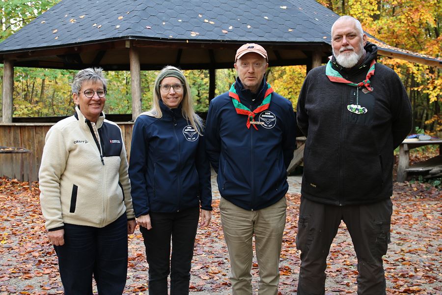 Afdelingsdirektør i Sparekassen Kronjylland i Skanderborg Susanne Talbo (tv.) er taget forbi De Blå Spejdere med en donation. Bagved ses den nyanlagte plads, der indtil for nylig mest bestod af mudder.