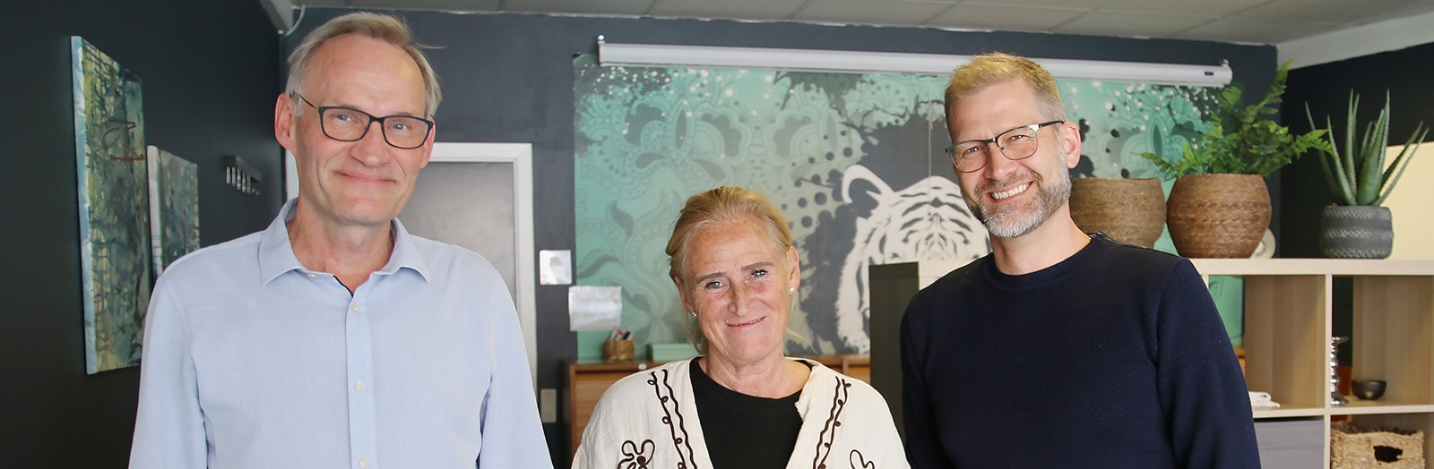 Poul Vestergaard, afdelingsdirektør i Sparekassen Kronjylland Randers City, sammen med leder af Selvhjælp Randers Majbritt Bargsteen og frivillig gruppeleder Bertil Krogh.