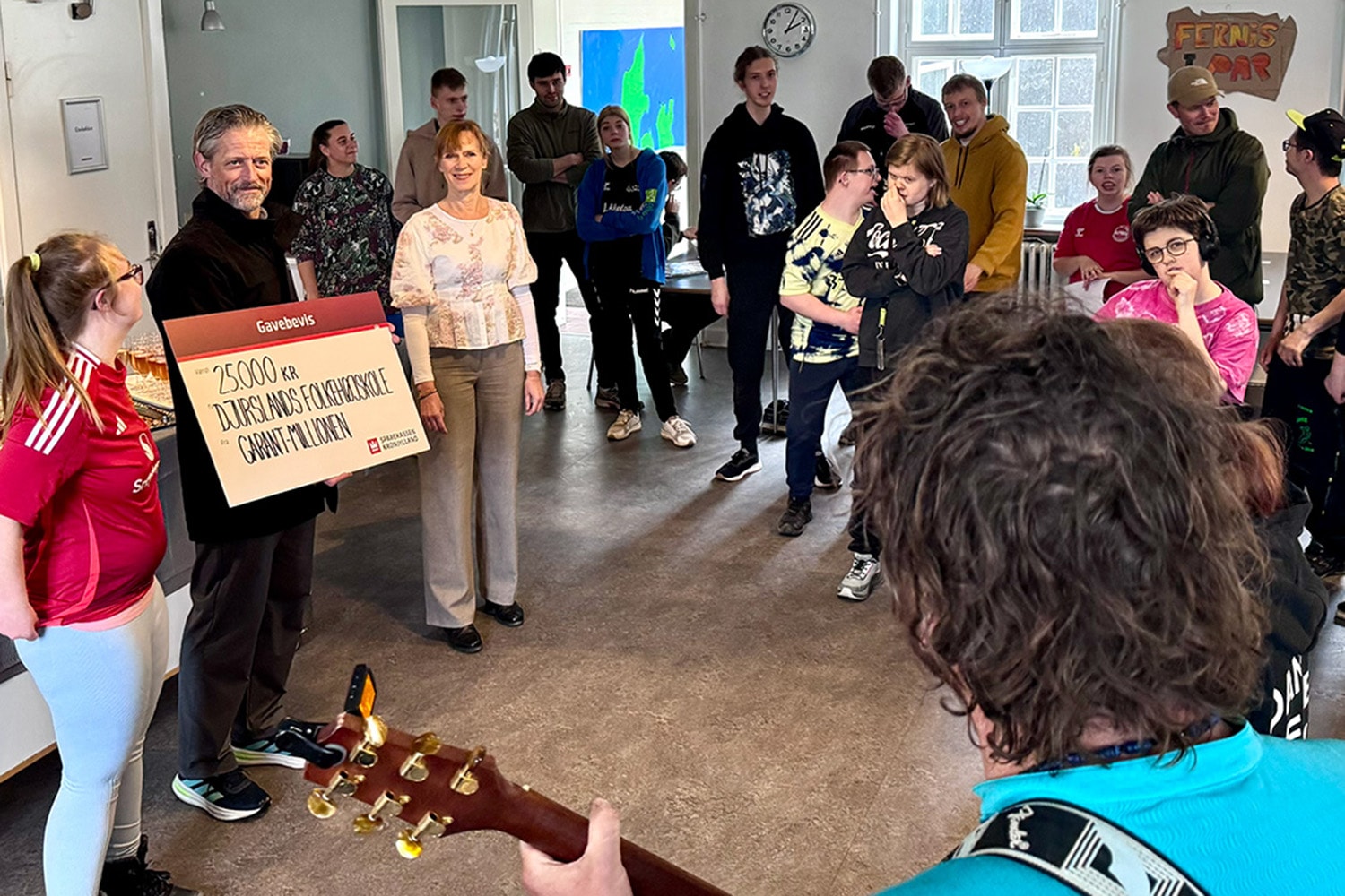 Djurslands Folkehøjskole er en højskole for alle – også mennesker med udviklingshandicap. Afdelingsdirektør Anders Jelle fra Sparekassen Kronjylland overrækker højskolen en donation på 25.000 kr. fra Garant-millionen.