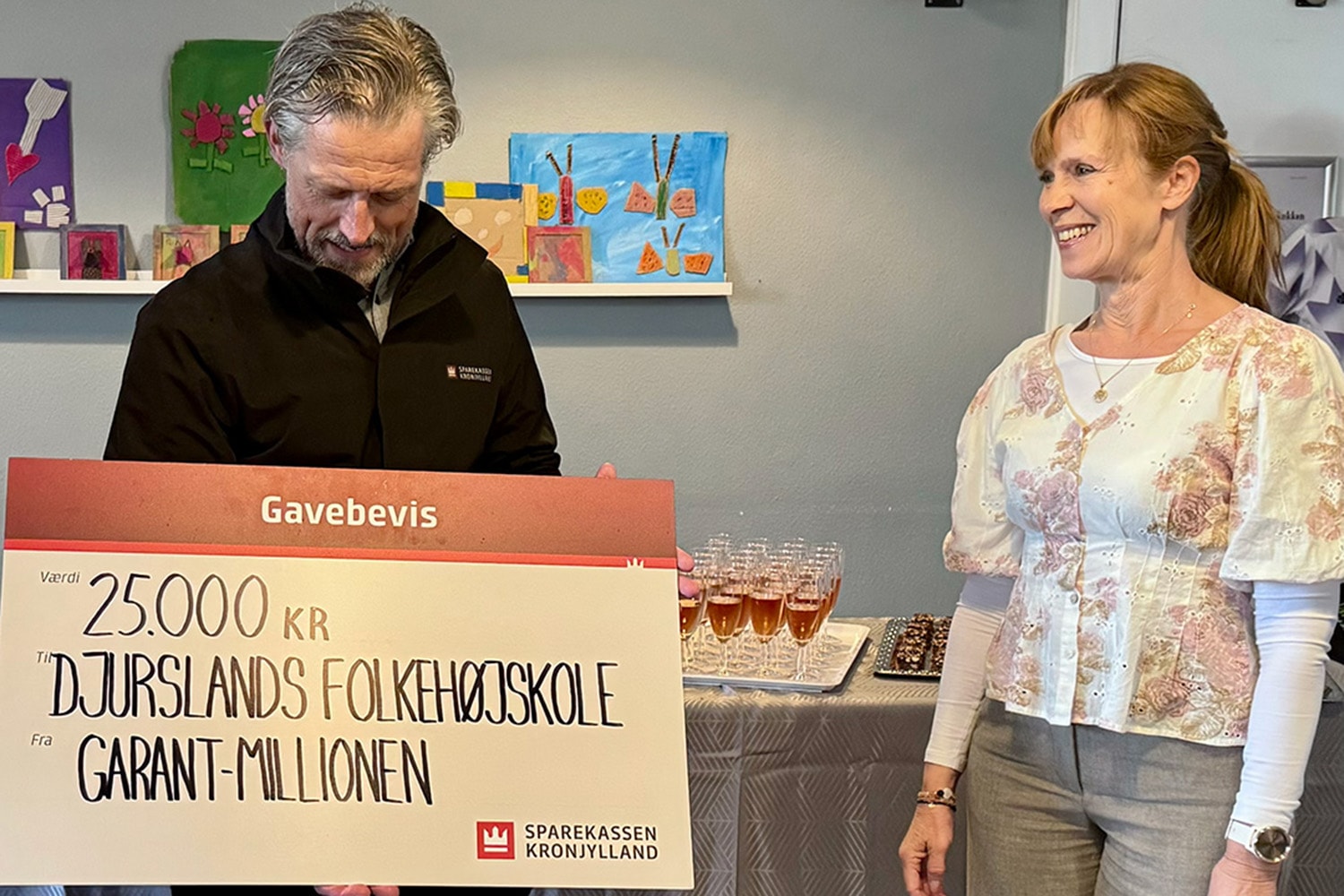 Djurslands Folkehøjskole er en højskole for alle – også mennesker med udviklingshandicap. Her overrækker afdelingsdirektør Anders Jelle fra Sparekassen Kronjylland en donation på 25.000 kr. fra Garant-millionen.