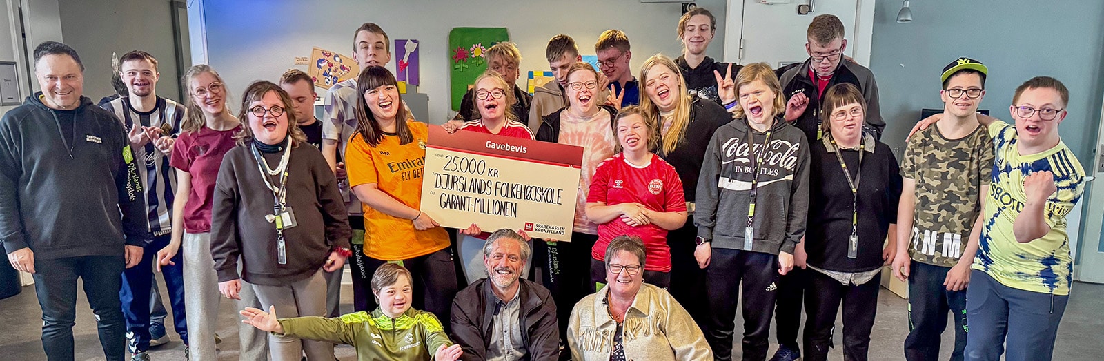Djurslands Folkehøjskole er en højskole for alle – også mennesker med udviklingshandicap. Her modtager de en donation på 25.000 kr. fra Garant-millionen.