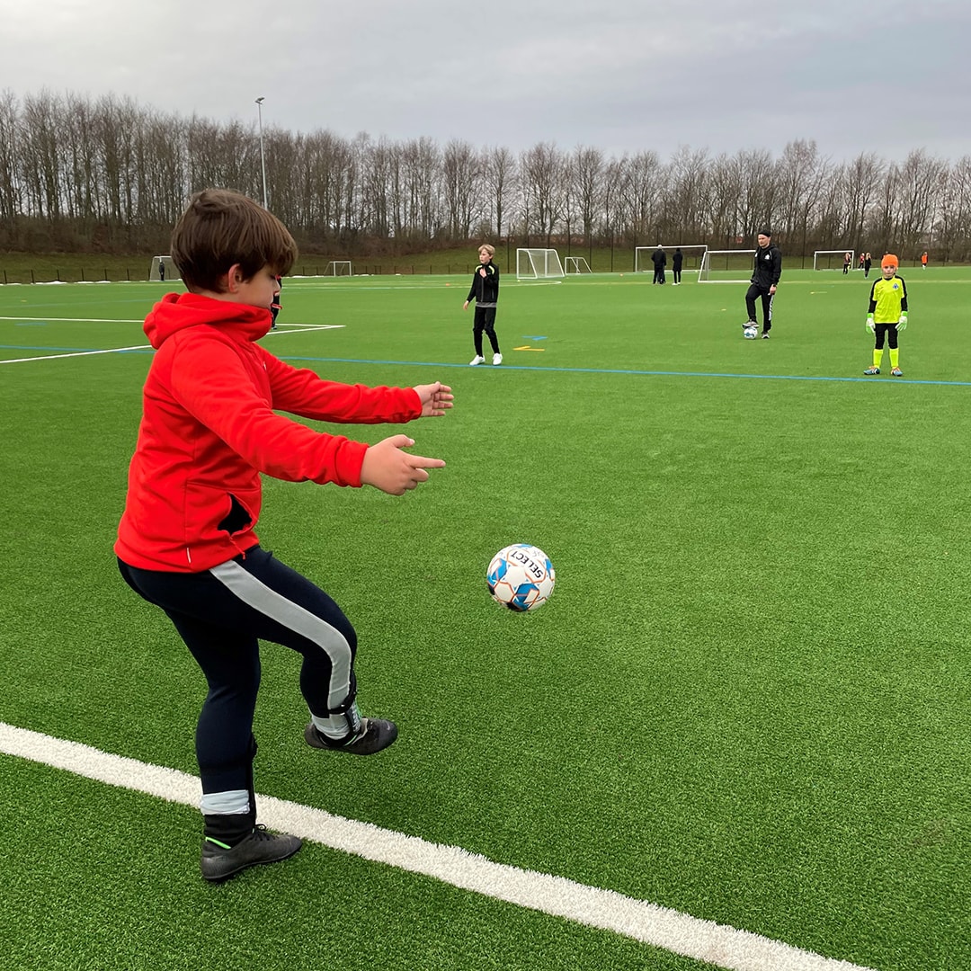 Sparekassen Kronjylland donerer 10.000 kr. til Stoholm IF’s fodboldafdeling