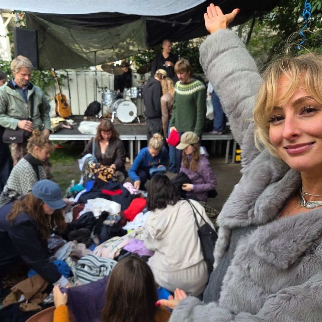 Embla Reiff på et af hendes tøjmarkeder