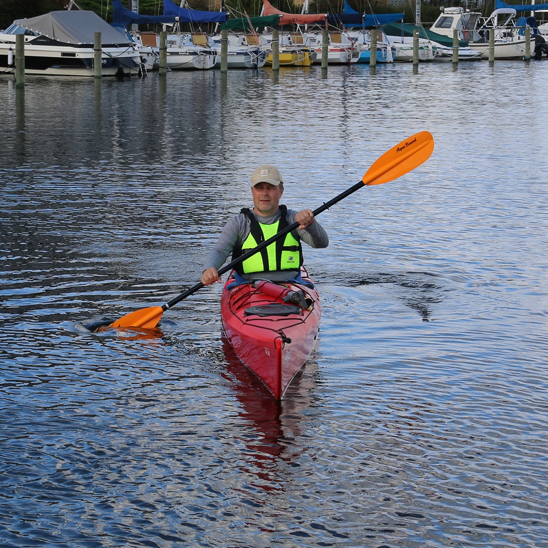 Sparekassen Kronjylland har doneret 5.000 kr. til nyt sikkerhedsudstyr i Kastrup Kajakklub. Donationen betyder, at klubbens 80 medlemmer nu trygt kan ro ud på Øresund. 