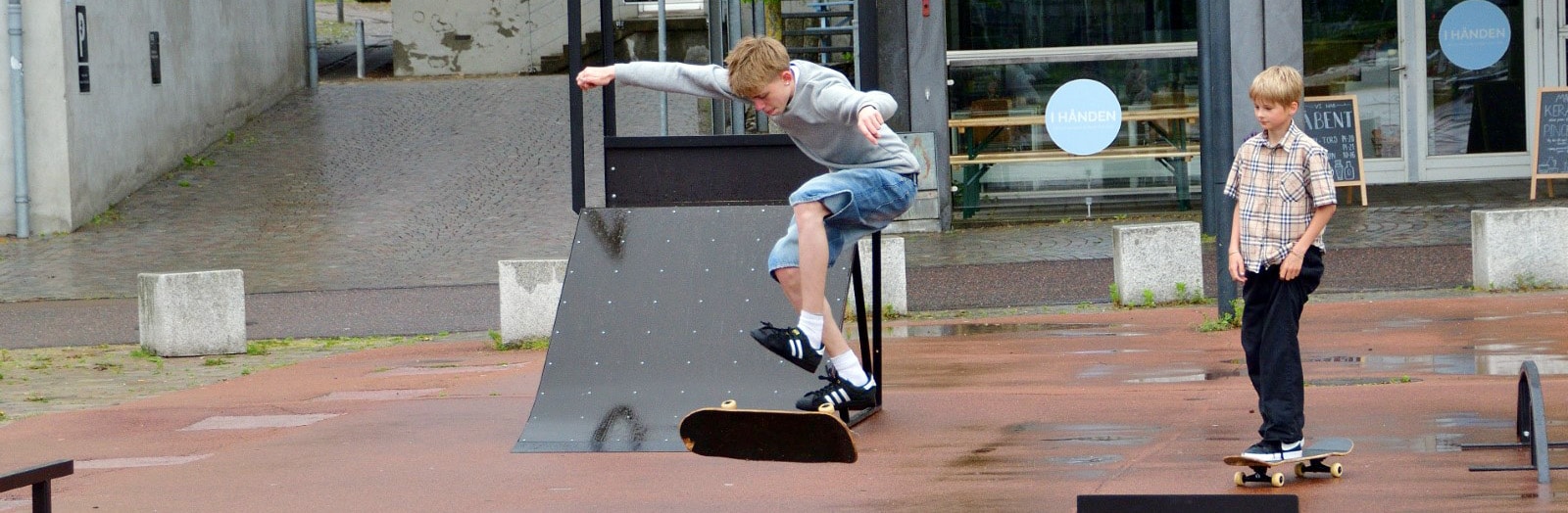 På en våd regnvejrssøndag er der god gang i den mobile skatepark på Jens Otto Krags Plads