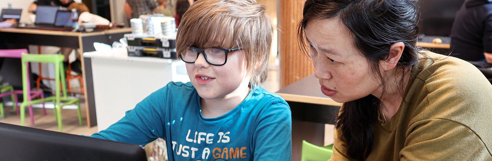  Coding Pirates Denmark er en forening med et fritidstilbud til børn og unge. Nu modtager de 100.000 kr. fra Sparekassen Kronjylland.