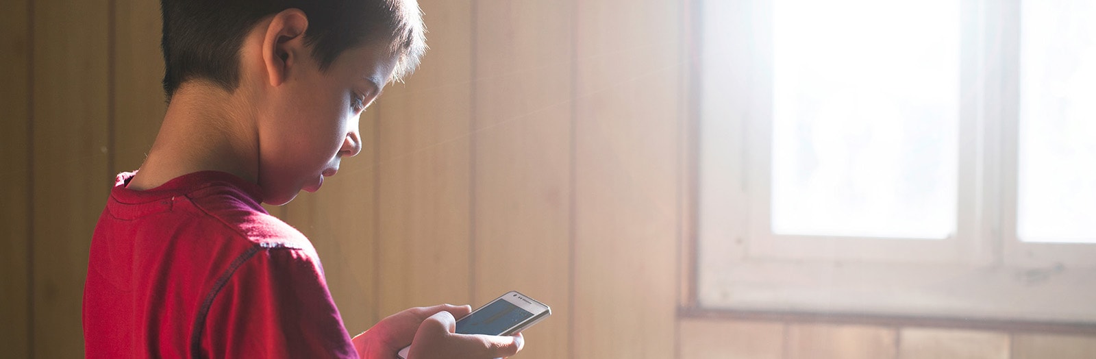 Børnetelefonen har børn og unge i røret, der er bange for, hvad der sker ude i verden. 