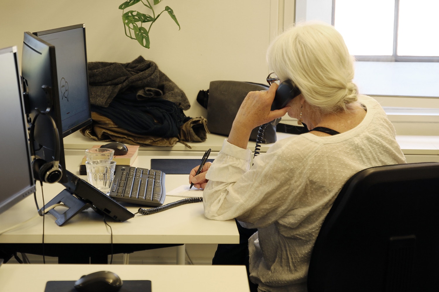 En frivillig tager imod et opkald hos Børnetelefonen. Der bliver dagligt taget 180 opkald.