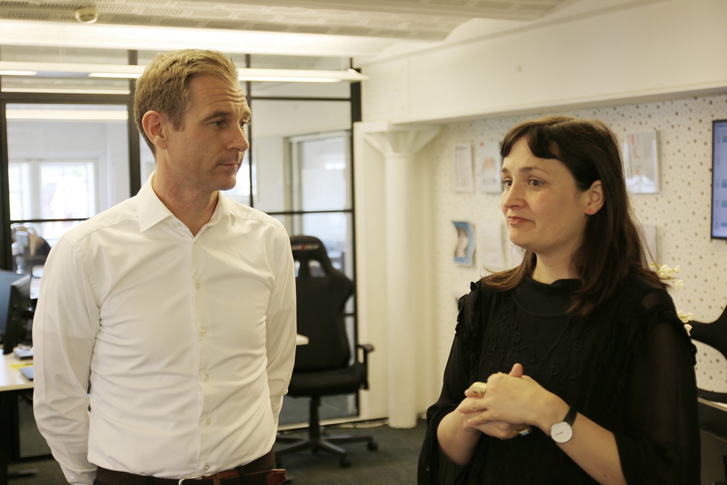 Afdelingsdirektør fra Sparekassen Kronjylland på Frederiksberg Troels Aaby hører om Børnetelefonens arbejde fra børnefaglig konsulent Ida Hilario Jønsson.