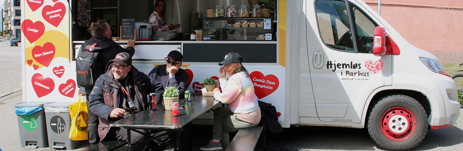 Hver søndag deler Rikke Sejthen og de andre frivillige i 'Hjemløs i Aarhus' 100 måltider ud fra deres foodtruck.