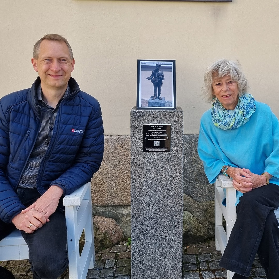 Afdelingsdirektør Michael Nielsen fra Sparekassen Kronjylland i Mariager og Freya Hvaste fra Godtfolk i Mariager på stedet, hvor den første skulptur stod - indtil den blev stjålet. 