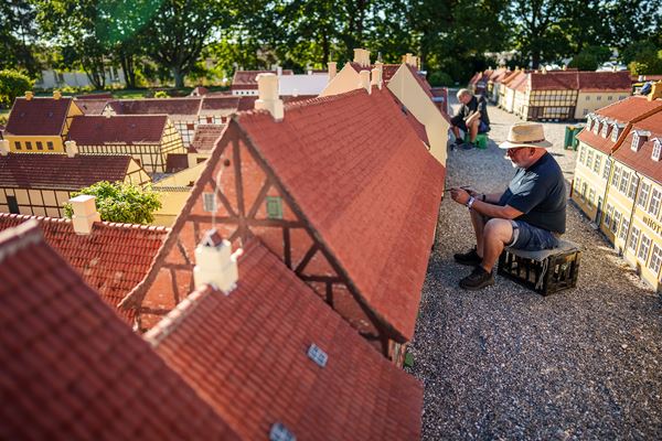 Det tager tid at vedligeholde de indtil videre 800 miniaturehuse i Kjøge Miniby
