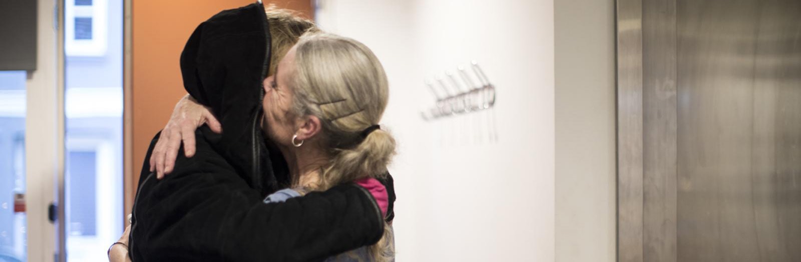 Reden Aarhus har fået 25.000 kroner fra Sparekassen Kronjylland til at hjælpe nogle af de mest udsatte kvinder videre i livet.