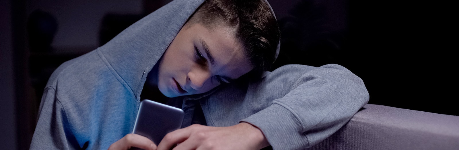 En ung mand med sin telefon