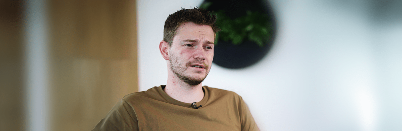 Marcus Mossalski er spilfri ludoman og ludomanibehandler. Han advarer om, at reklamer for betting normaliserer pengespil.